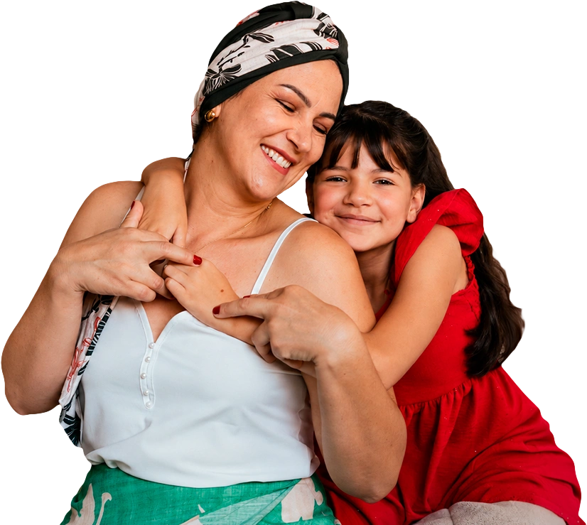 Una madre y su hija abrazadas, sonriendo